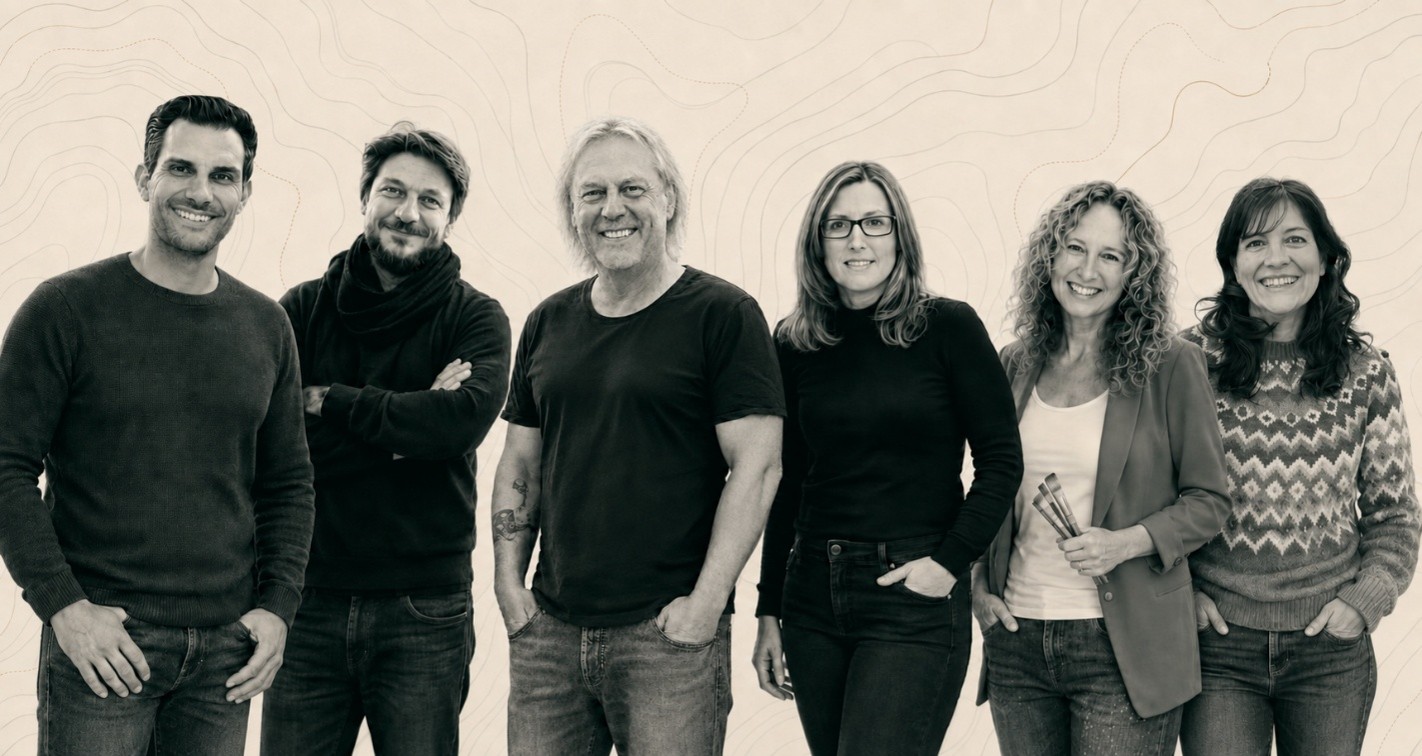 Das NUNDU-Team mit sechs Personen vor hellem kartografischem Hintergrund